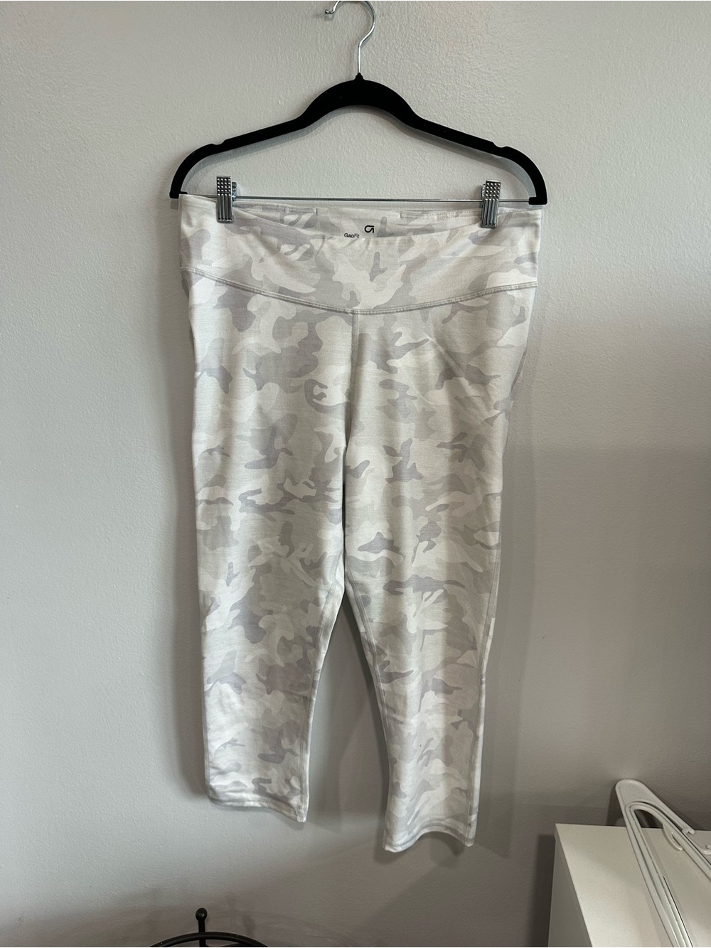 GapFit White Gray Camo Capri Leggings Womens L Regilar High Rise Athletic Pants